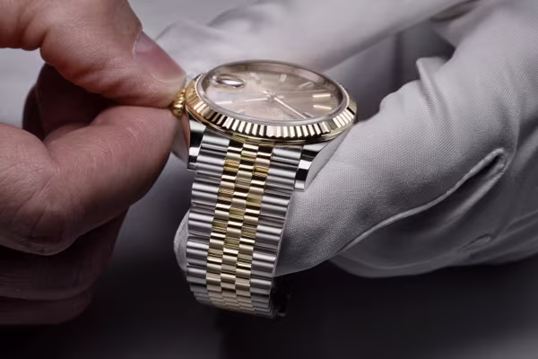 corners-keep-exploring-servicing-2234_rolex-sav_retailers_176_controle-final_mise_heure_v2